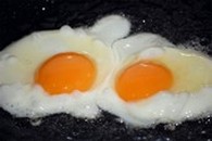 kaksi paistettua munaa