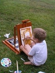 Poika maalaa