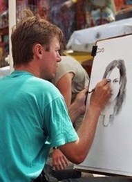 Mies piirtää muotokuvaa